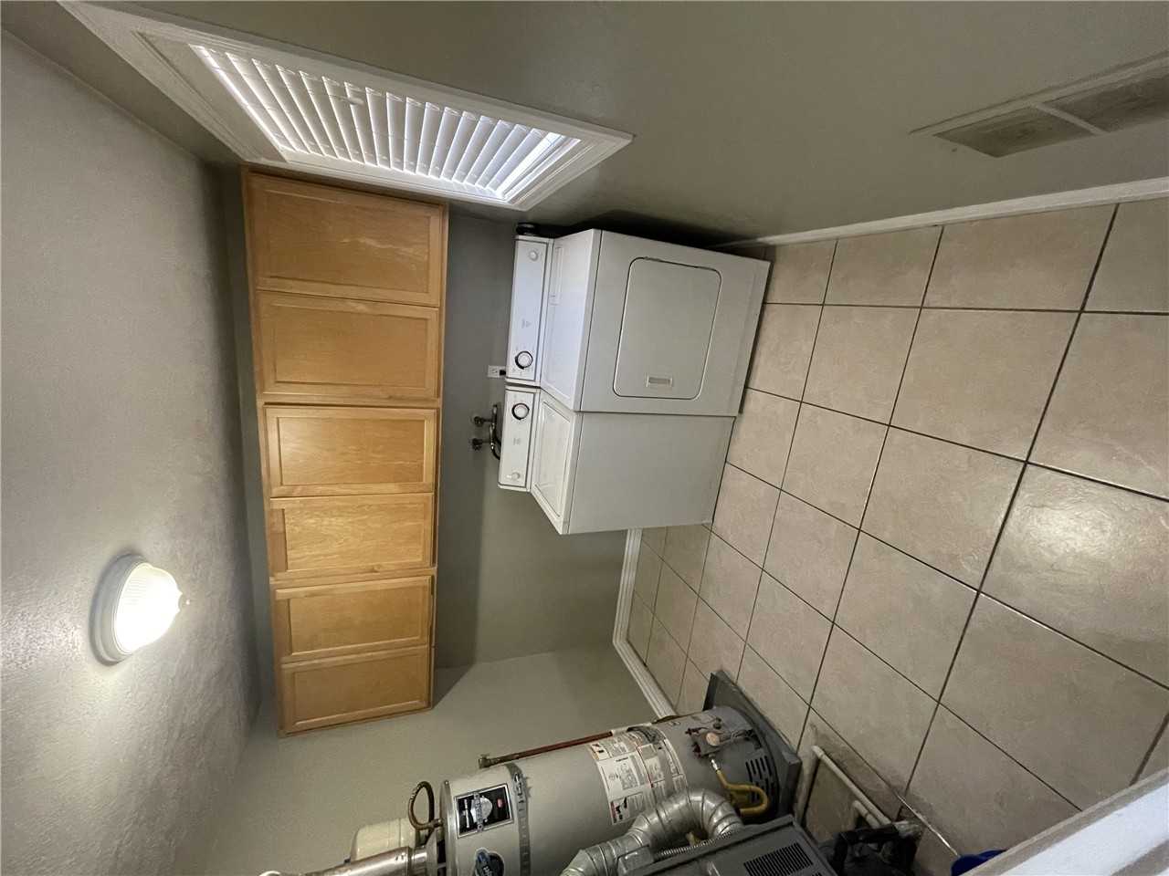 1122 S Lake St - Photo 4 of 9