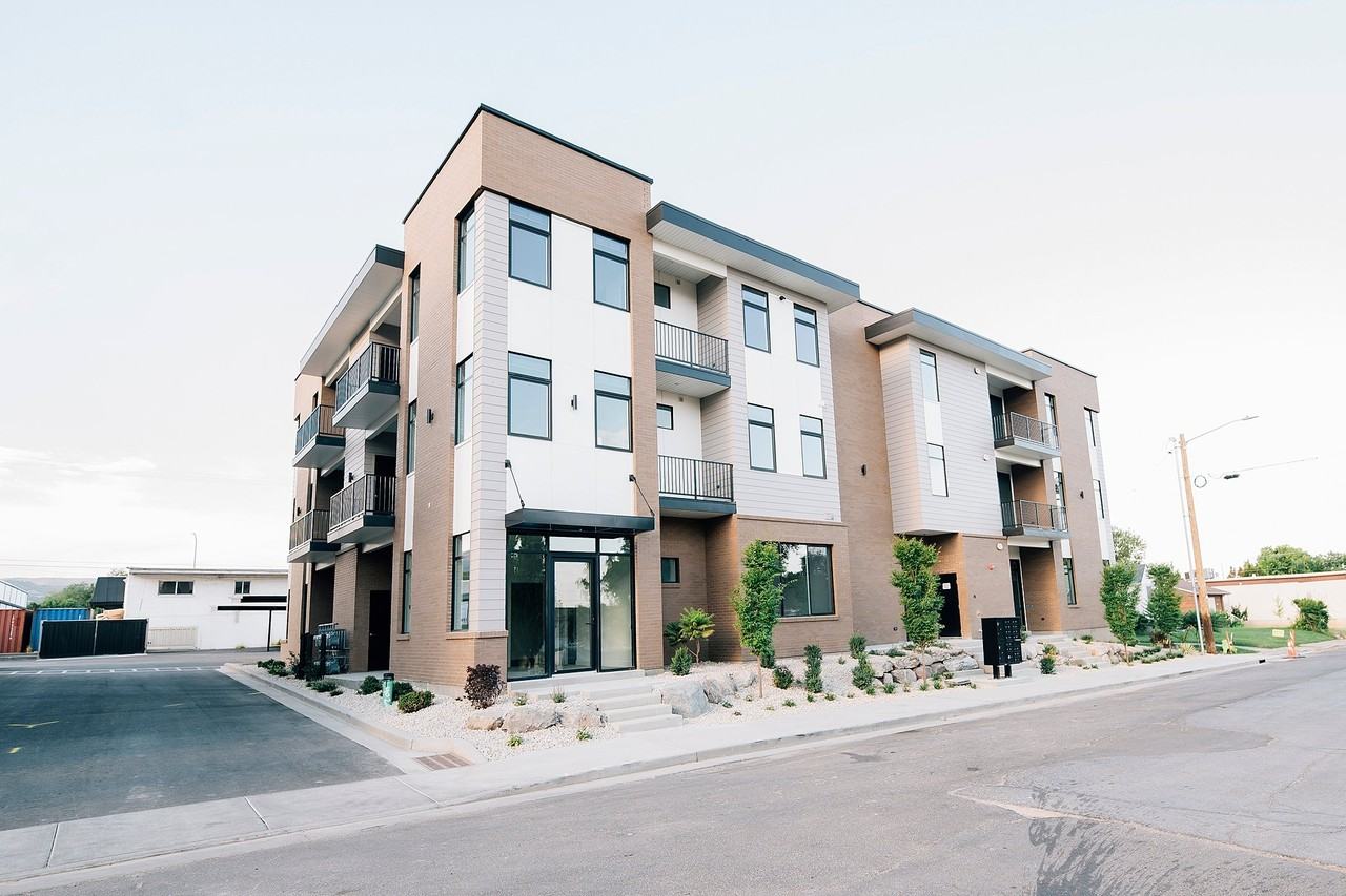 408 S Main St - Photo 2 of 17