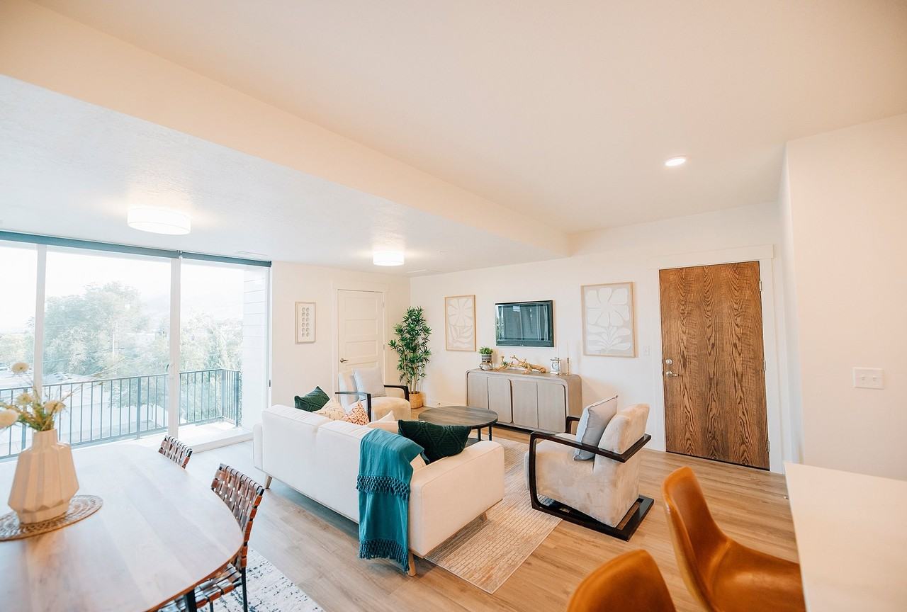 408 S Main St - Photo 4 of 17