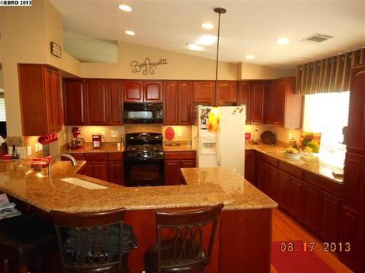 569 Hacienda Dr - Photo 3 of 17