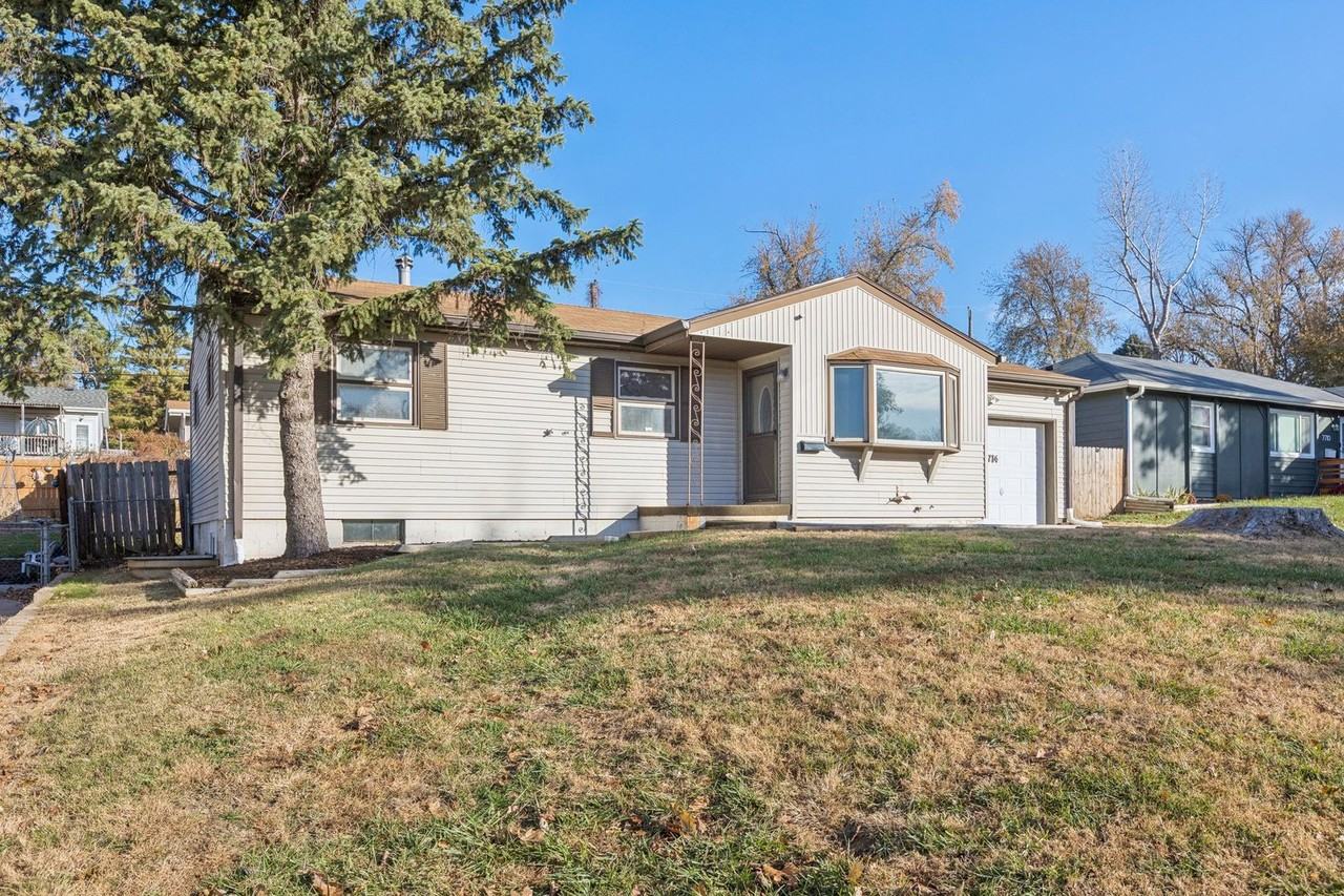 7714 Charles St - Photo 3 of 28