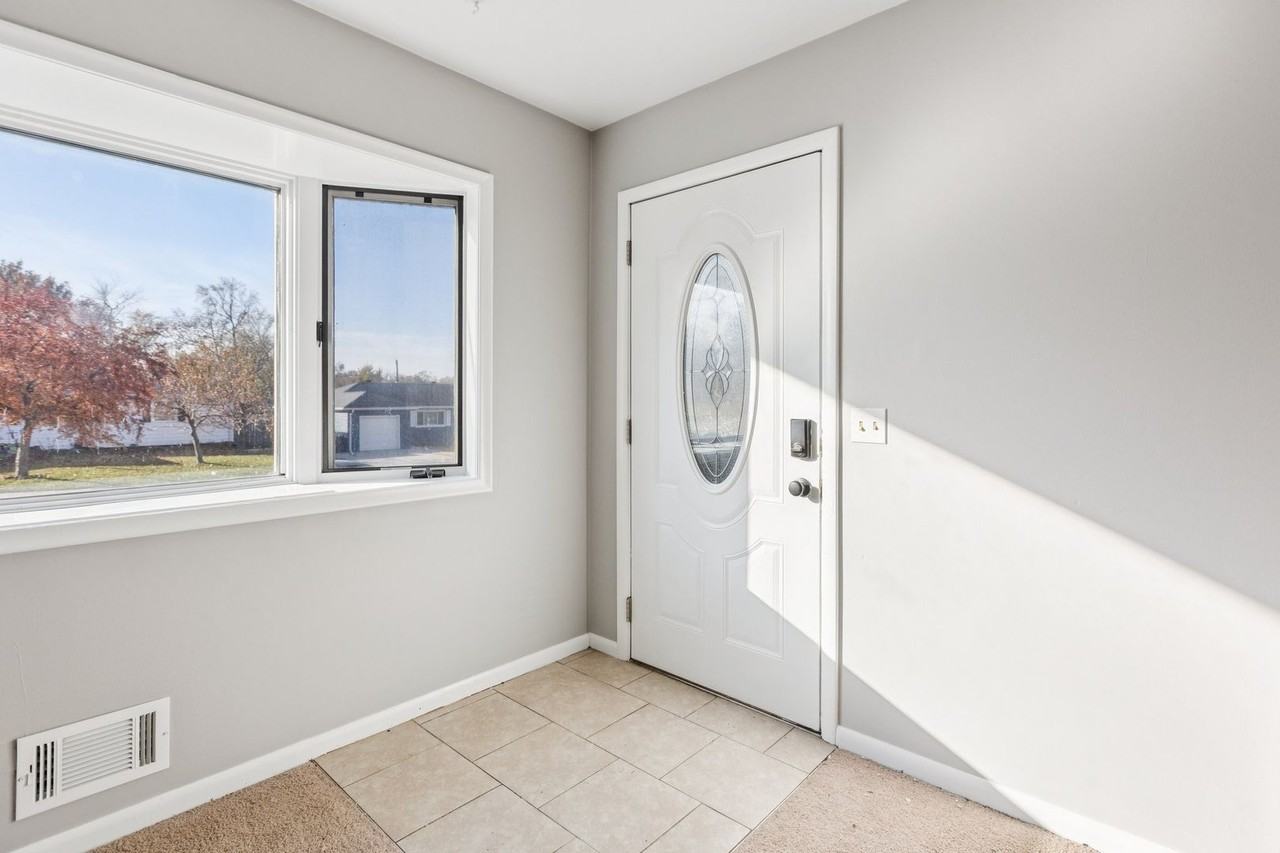 7714 Charles St - Photo 4 of 28