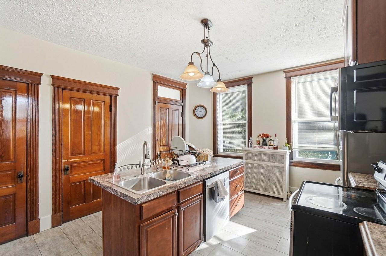 149 Parker St - Photo 7 of 41