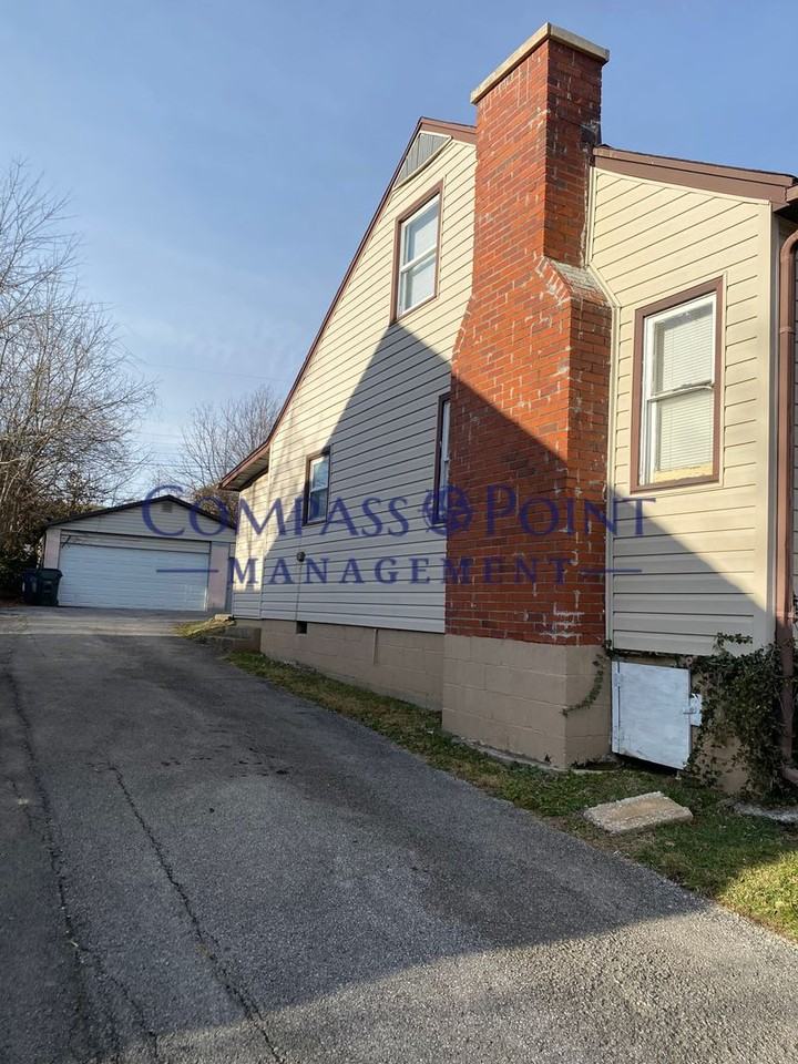 1009 Meadow Ln - Photo 2 of 18