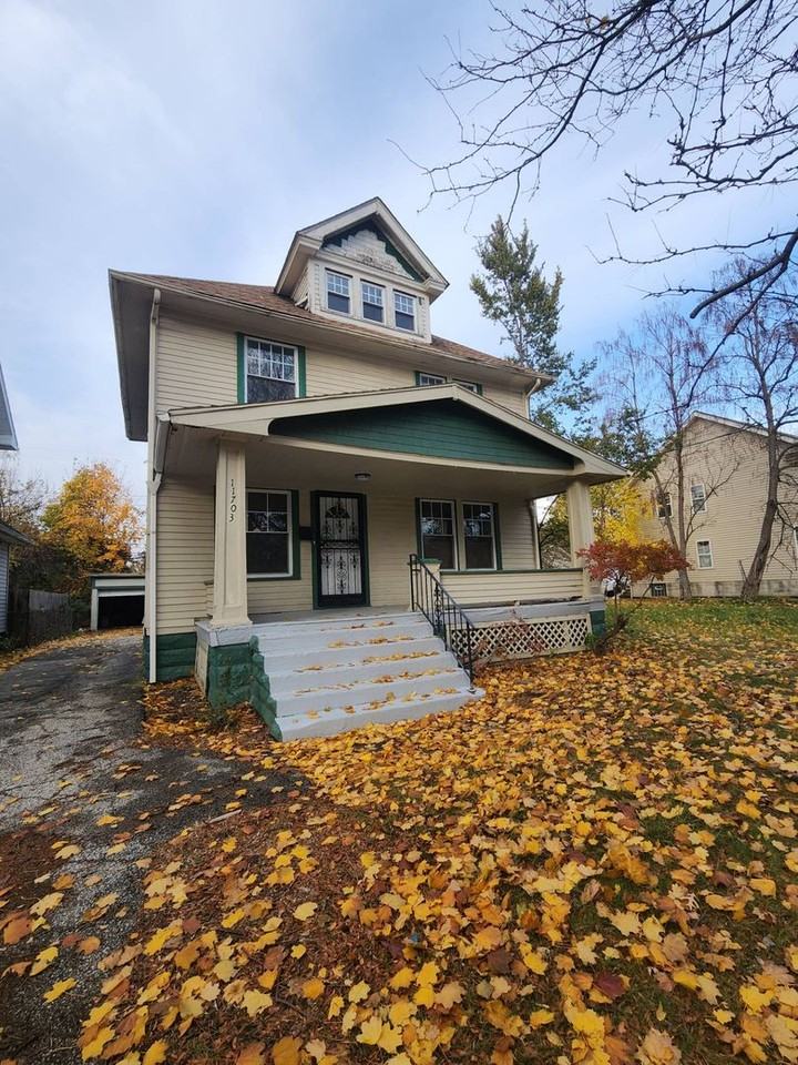 11703 Castlewood Ave