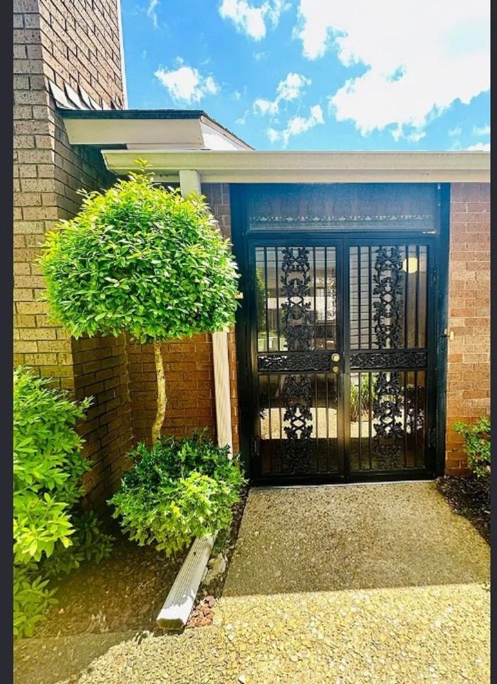 2705 Greenbriar Dr #B