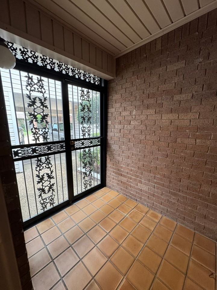 2705 Greenbriar Dr #B - Photo 5 of 25