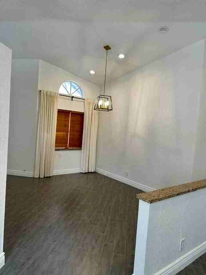 11086 Baybreeze Way - Photo 7 of 19