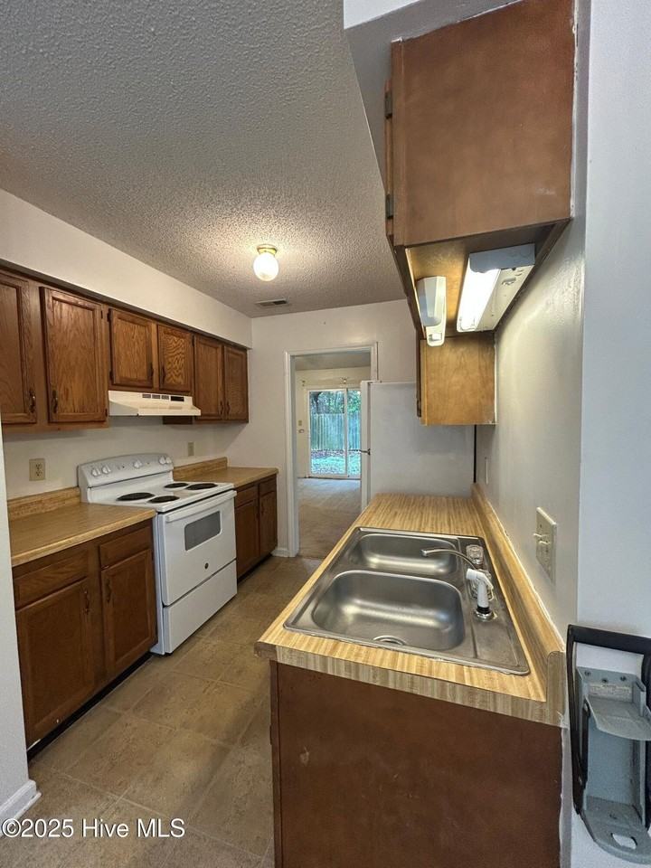 1955 Rolling Ridge Dr - Photo 6 of 21