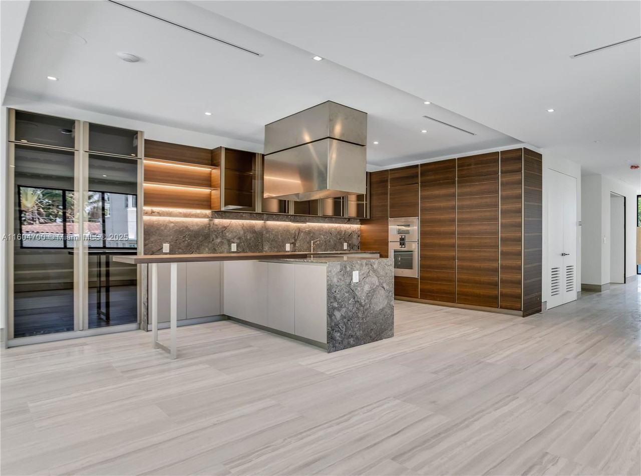 345 West 46th Street #SFH - Photo 3 of 8