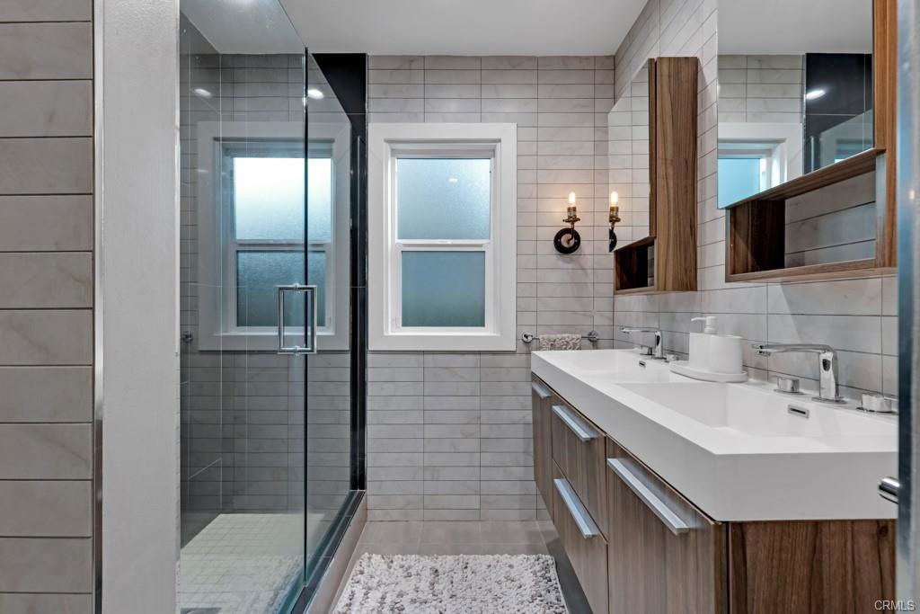 4716 Tyrone Avenue - Photo 2 of 8