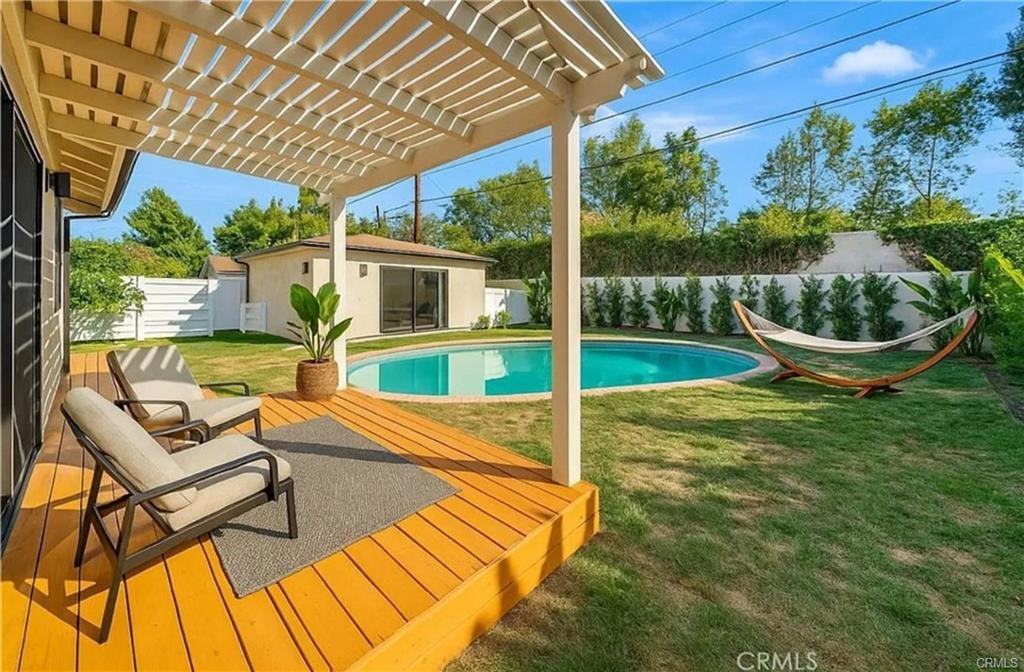 19434 Calvert St - Photo 2 of 8