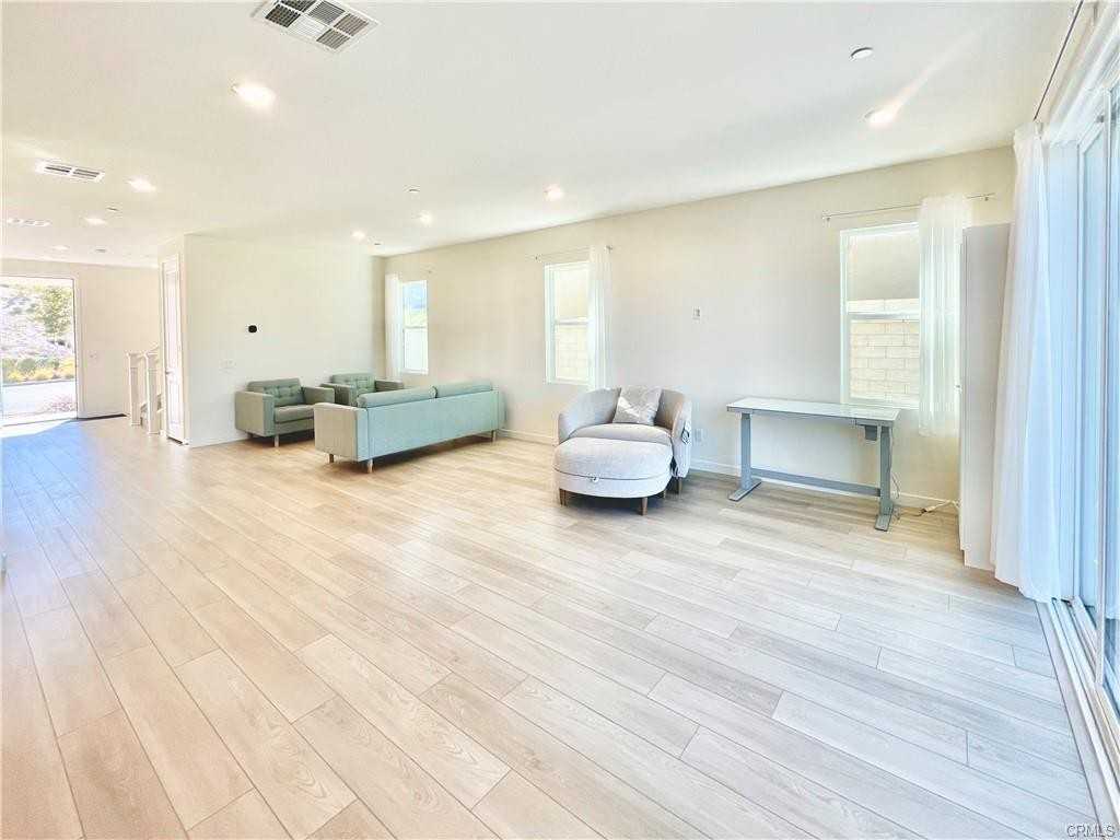 27816 Marquee Dr - Photo 3 of 8