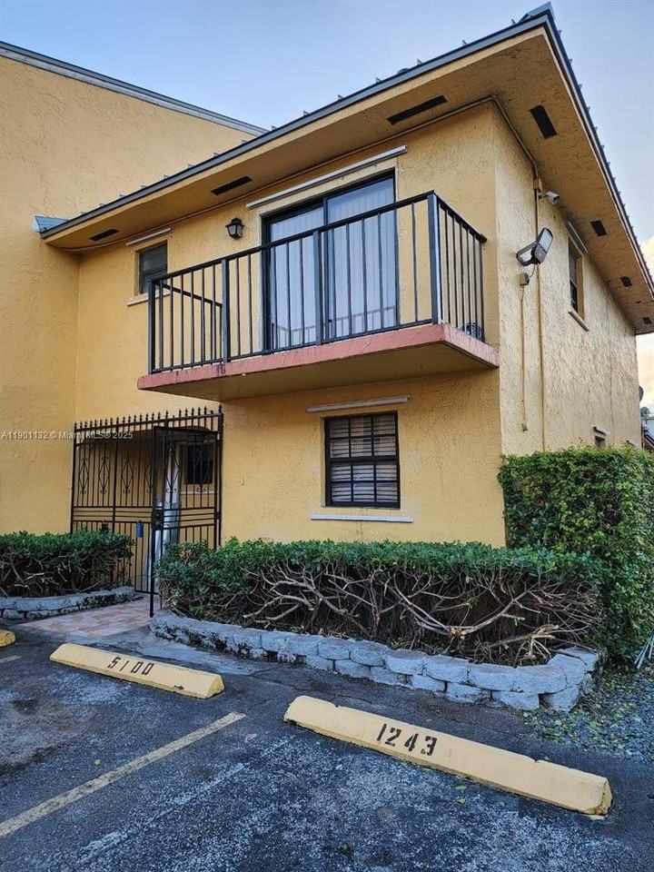 5100 West 12th Lane #E7 - Photo 2 of 35