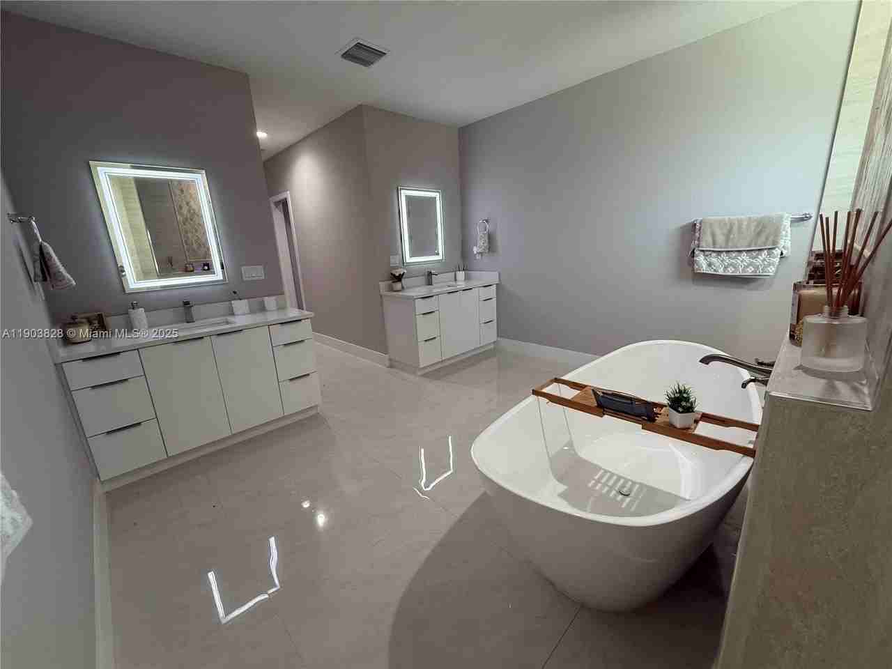 1718 Sw California Blvd - Photo 4 of 24