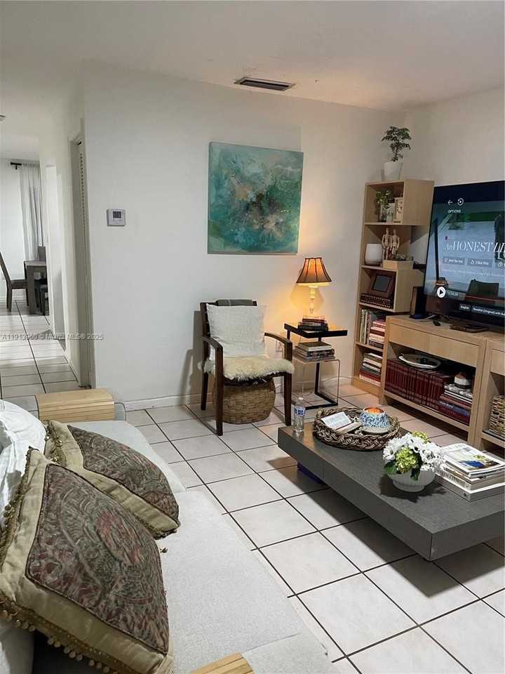 20520 Sw 92nd Pl #0 - Photo 4 of 23