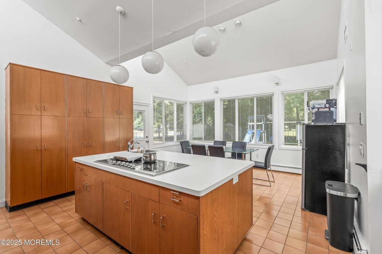 460 Runyan Ave - Photo 3 of 11