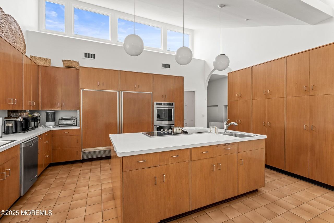 460 Runyan Ave - Photo 4 of 11