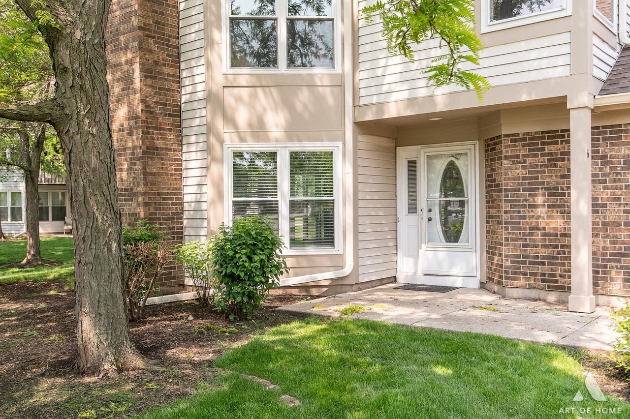 61 Willow Pkwy #61 - Photo 3 of 34