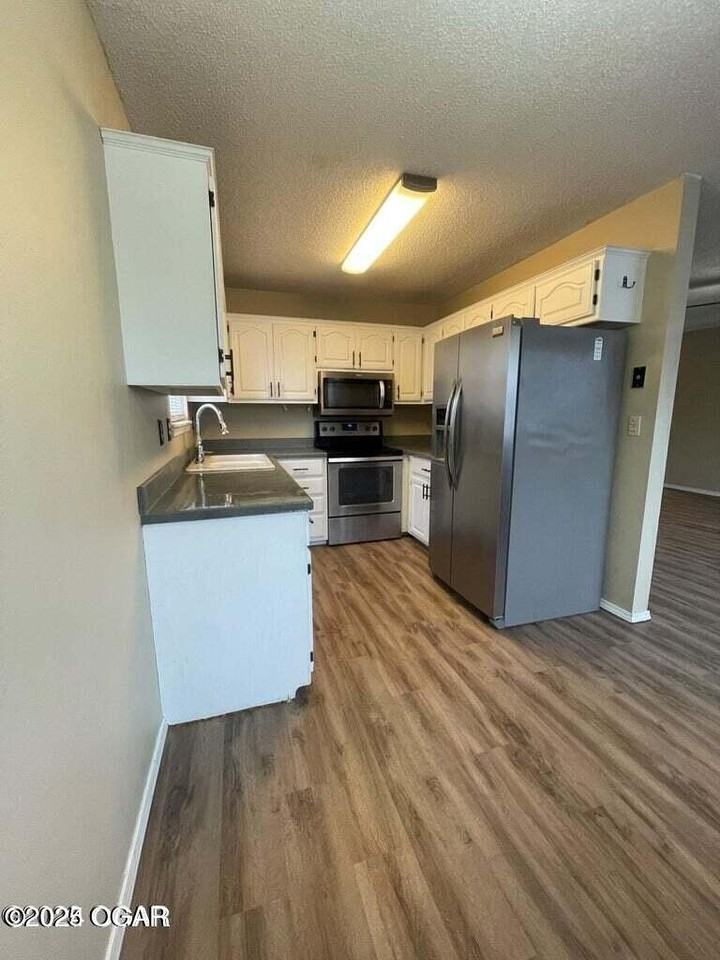 3320 S Moffet Ave - Photo 2 of 8