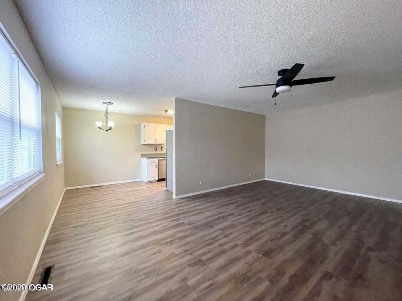 3320 S Moffet Ave - Photo 4 of 8