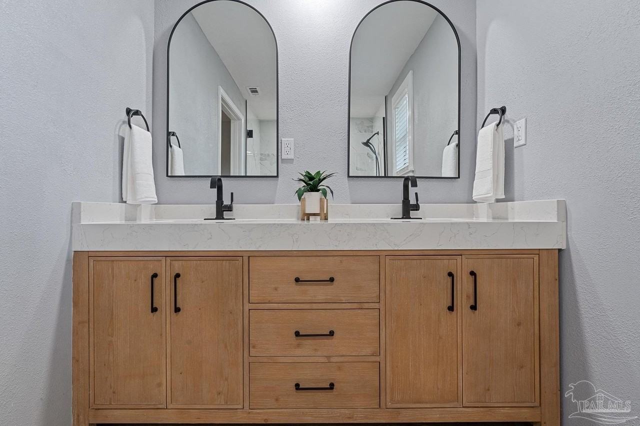 5968 Capitol Dr - Photo 4 of 50