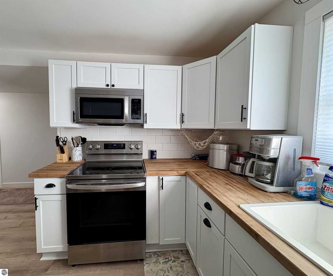 7638 Skegemog Point Rd - Photo 3 of 15