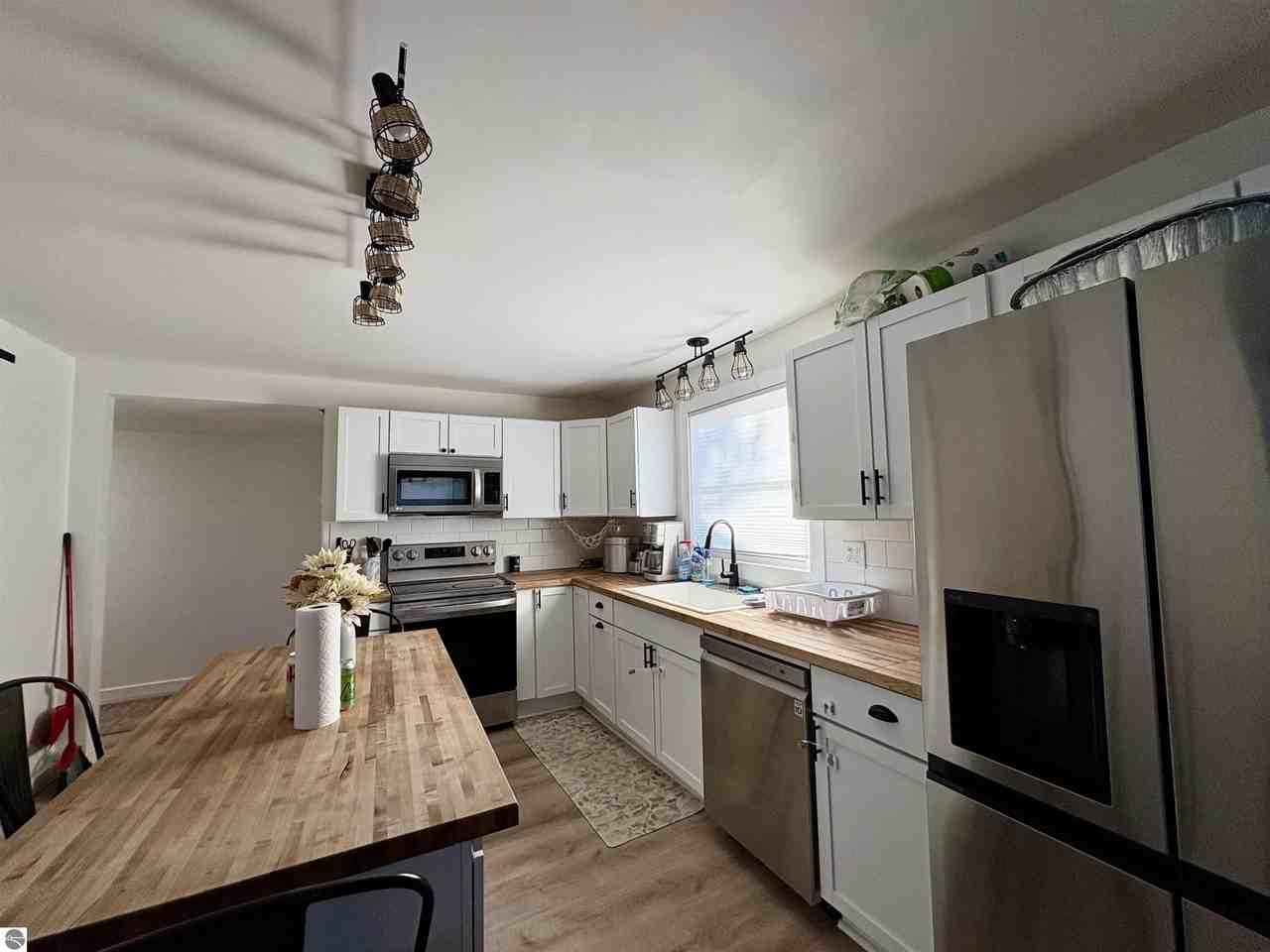 7638 Skegemog Point Rd - Photo 4 of 15