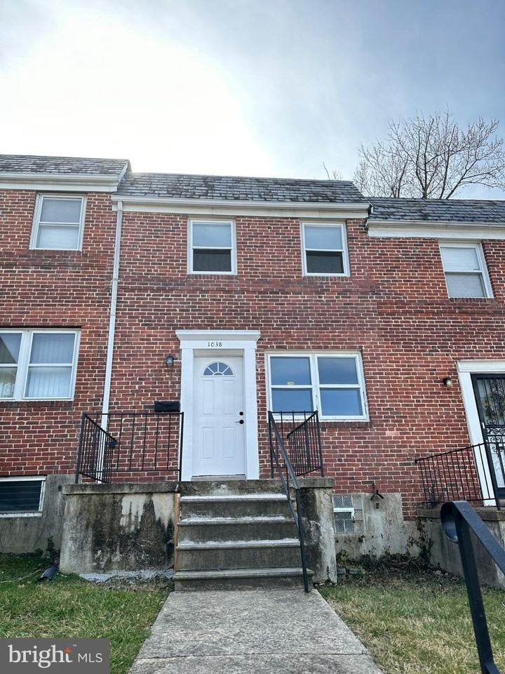 1038 Wedgewood Rd - Photo 2 of 12