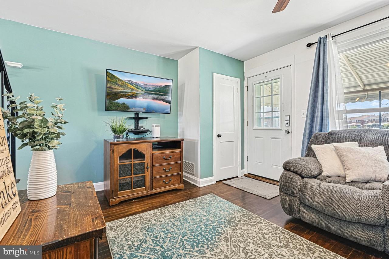 8272 Kavanagh Rd - Photo 5 of 32