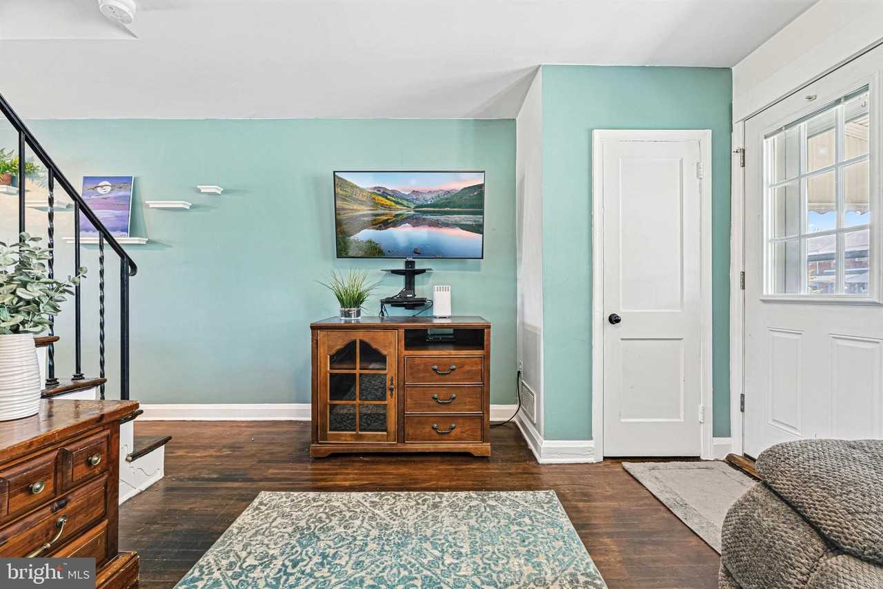 8272 Kavanagh Rd - Photo 6 of 32