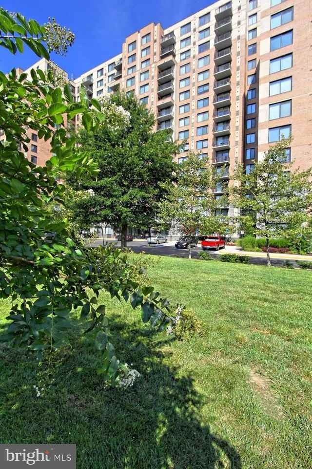 2451 Midtown Ave Apt 903 #903 - Photo 3 of 33