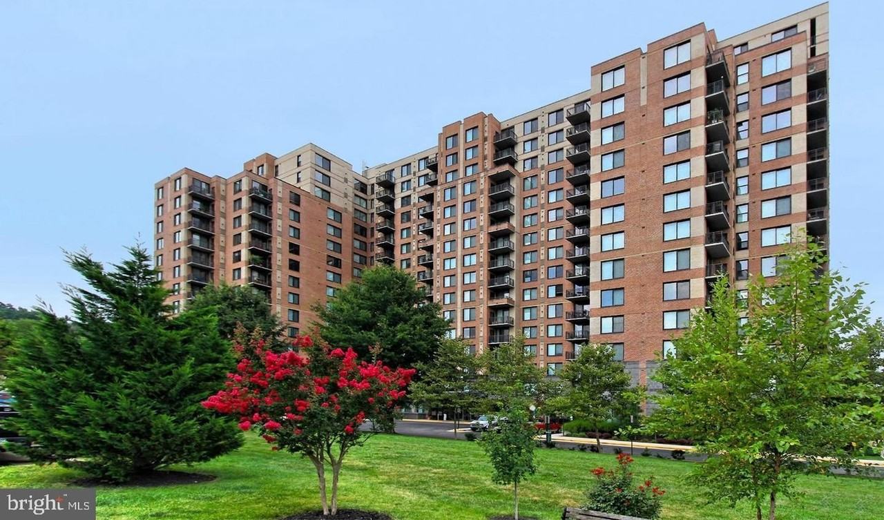 2451 Midtown Ave Apt 903 #903 - Photo 4 of 33