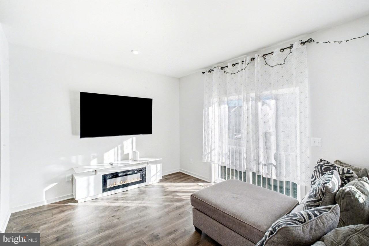 423 Honeyberry Ln - Photo 7 of 21