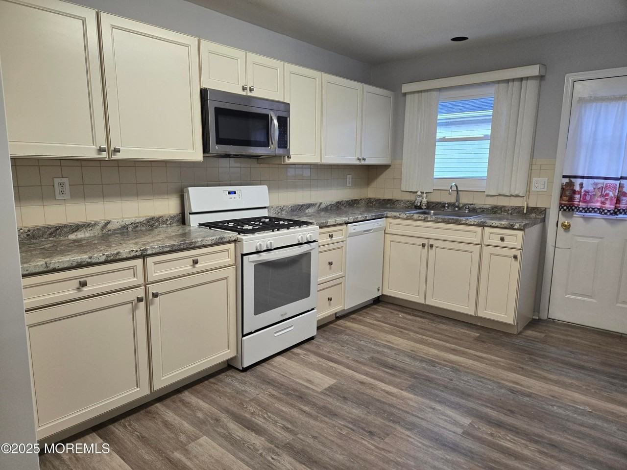 10 Pine Valley Dr - Photo 4 of 11