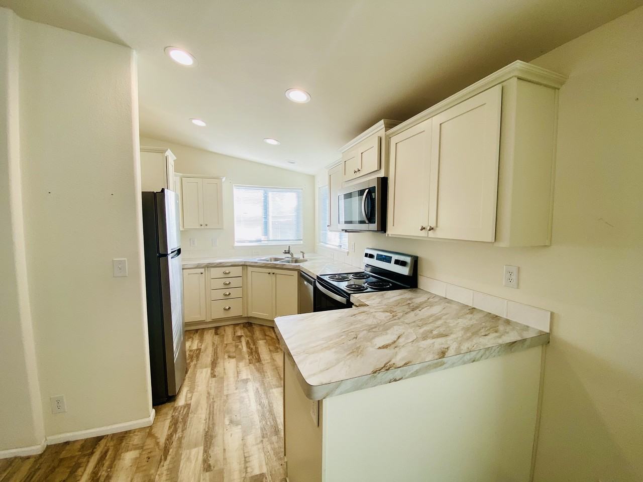 165 Broadmore Ave Ne #165B - Photo 3 of 14