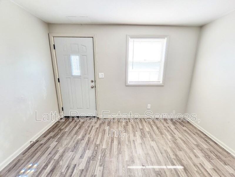 407 West 30th Street - Photo 3 of 7