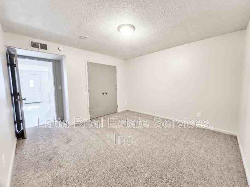 407 West 30th Street - Photo 5 of 7