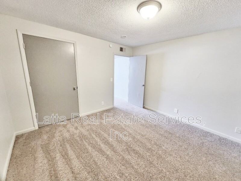 407 West 30th Street - Photo 6 of 7