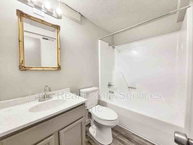 407 West 30th Street - Photo 7 of 7