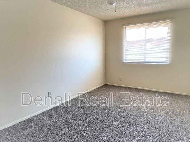 4718 E Portland St - Photo 7 of 11