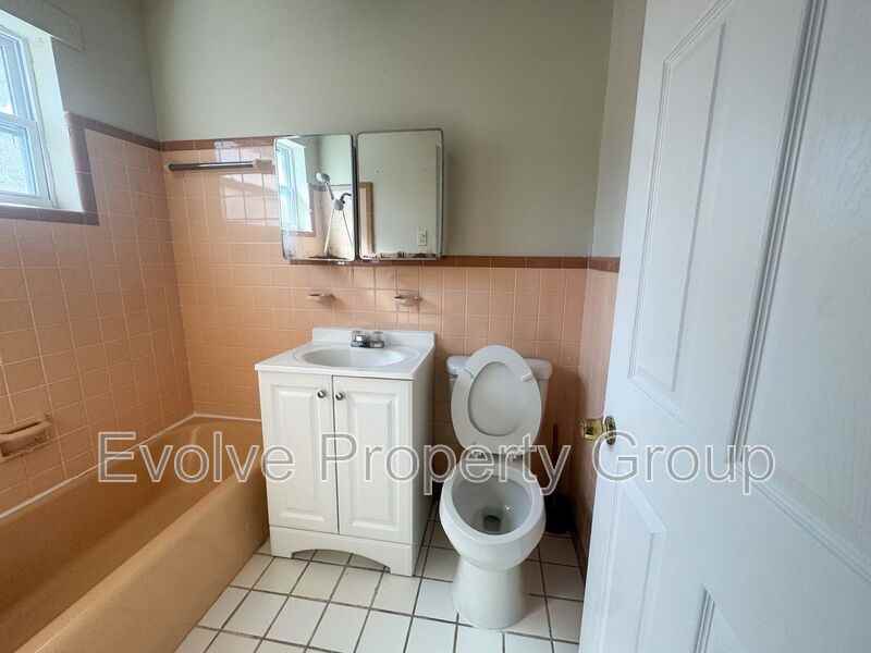 710 N Grove St #C - Photo 3 of 11