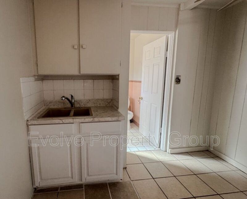710 N Grove St #C - Photo 4 of 11