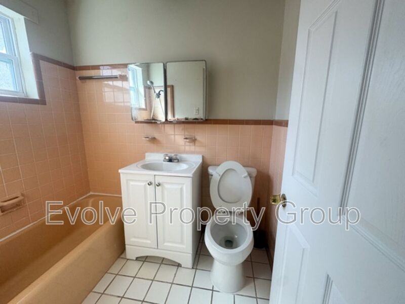 710 N Grove St #C - Photo 6 of 11