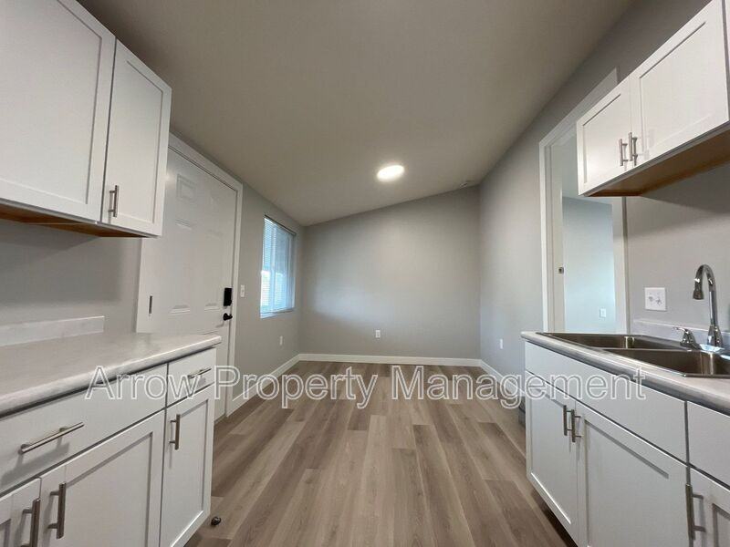 877 N 26th St #303 - Photo 4 of 10