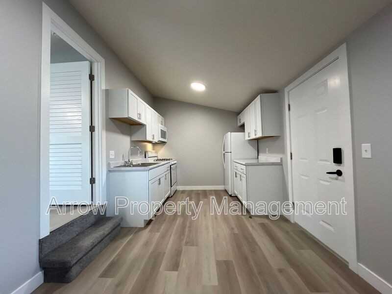 877 N 26th St #303 - Photo 5 of 10