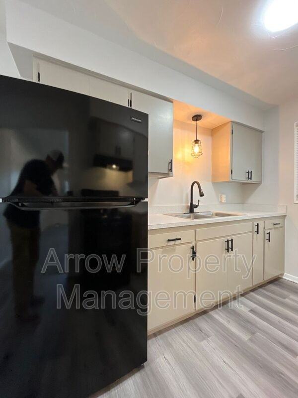 1025 C St - Photo 6 of 13