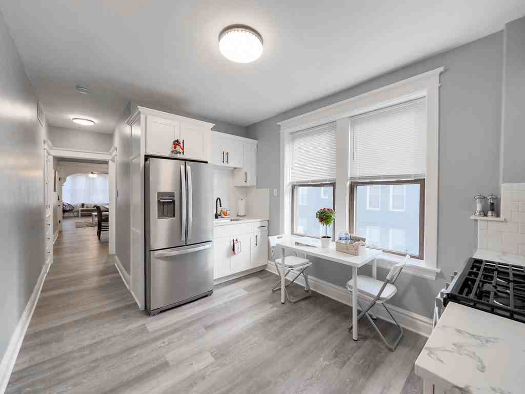 2039 West 23rd Street #2 - Photo 5 of 21