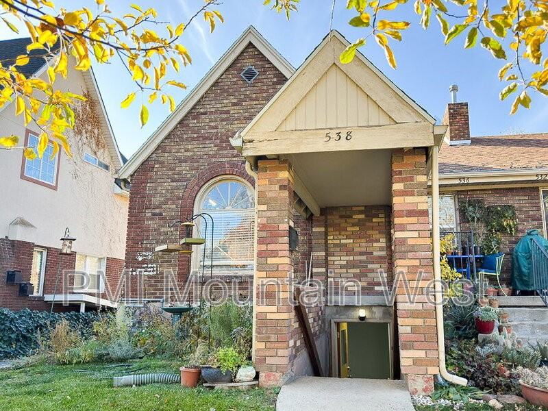 538 E St - Photo 2 of 22