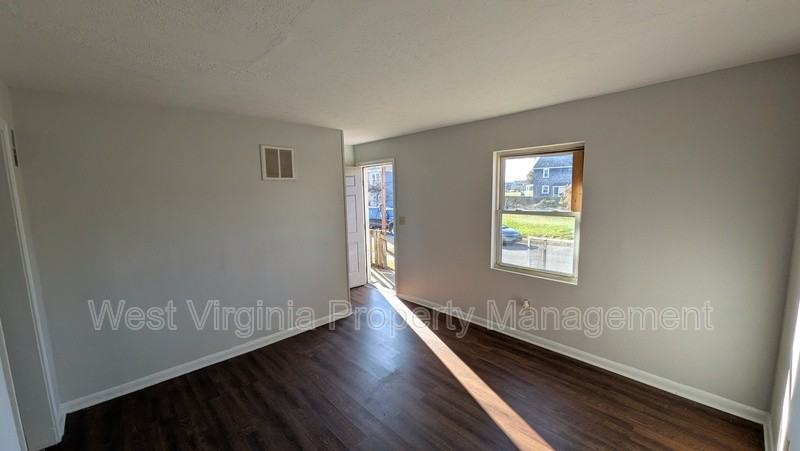 1115 24th St #1115 - Photo 3 of 9